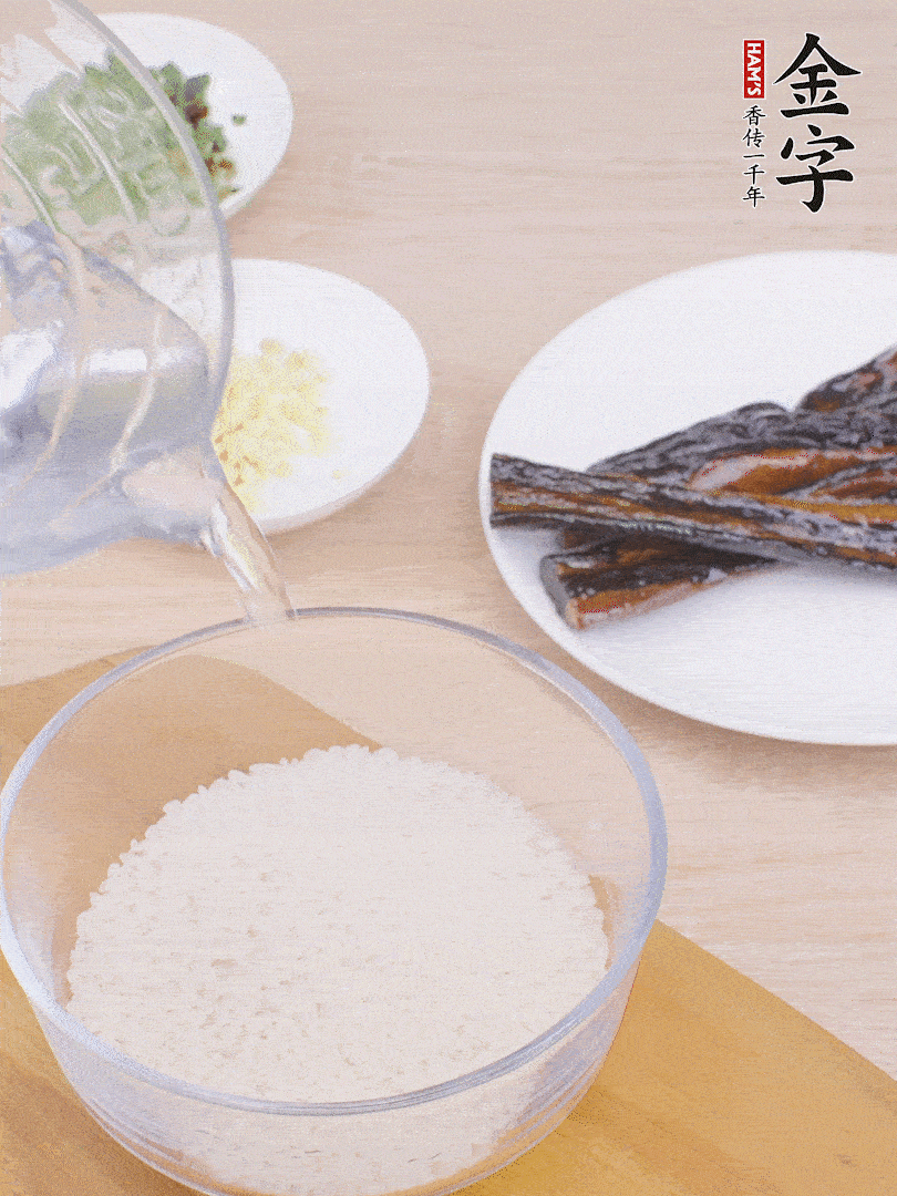 大米提前用清水浸泡1小時。