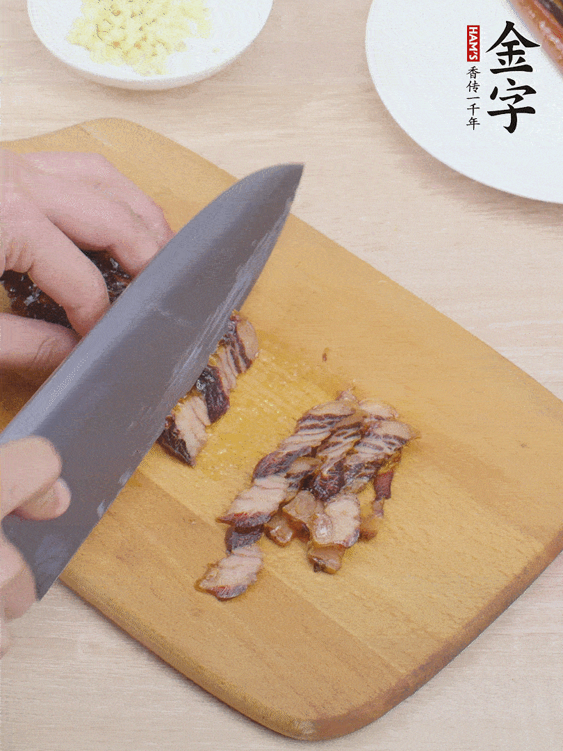 金字醬油肉切薄片。