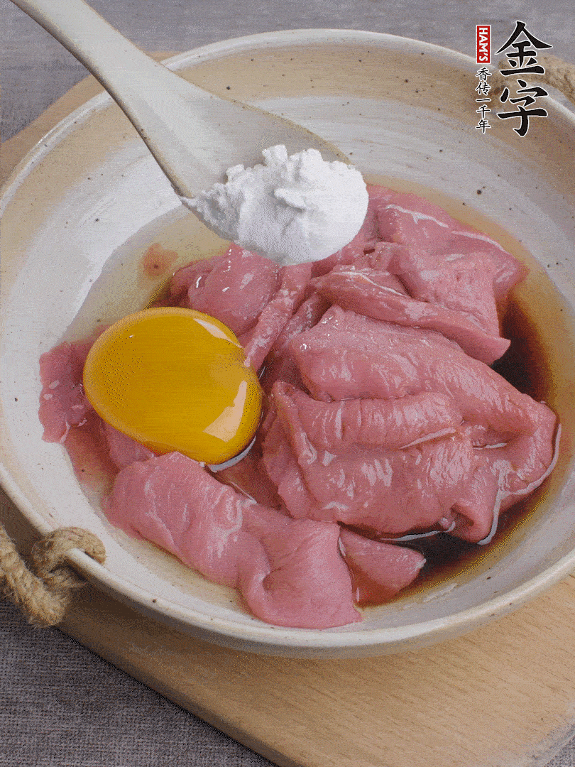 牛肉切片，雞蛋1個(gè)、水2勺、料酒1/2勺、生抽1/2勺、生粉1勺腌15分鐘。
