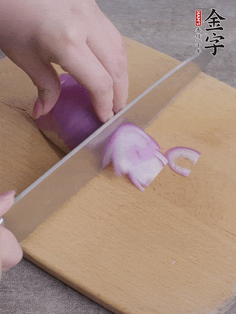 洋蔥切絲、蔥切段。