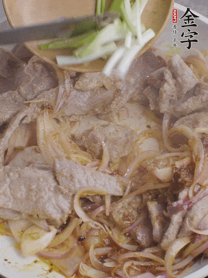下牛肉、蔥段快炒。