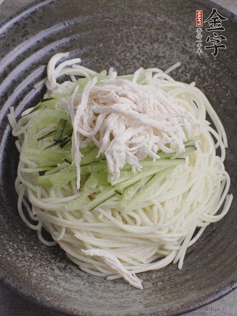 堿水面（熟）倒入大碗中，鋪上黃瓜絲、雞絲。