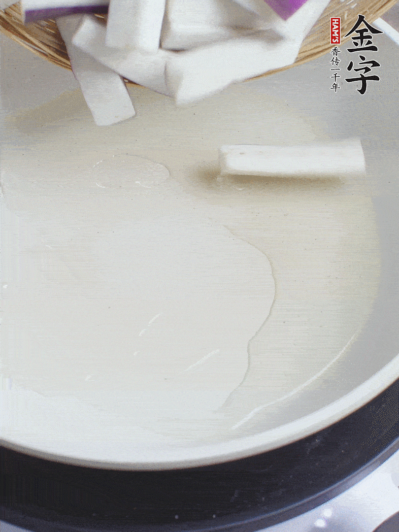 杭茄洗凈去蒂，縱向剖成4份，切成長10cm左右的段。白洋蔥切絲?？谀⑾磧羧サ舯?。紅椒切菱形片。