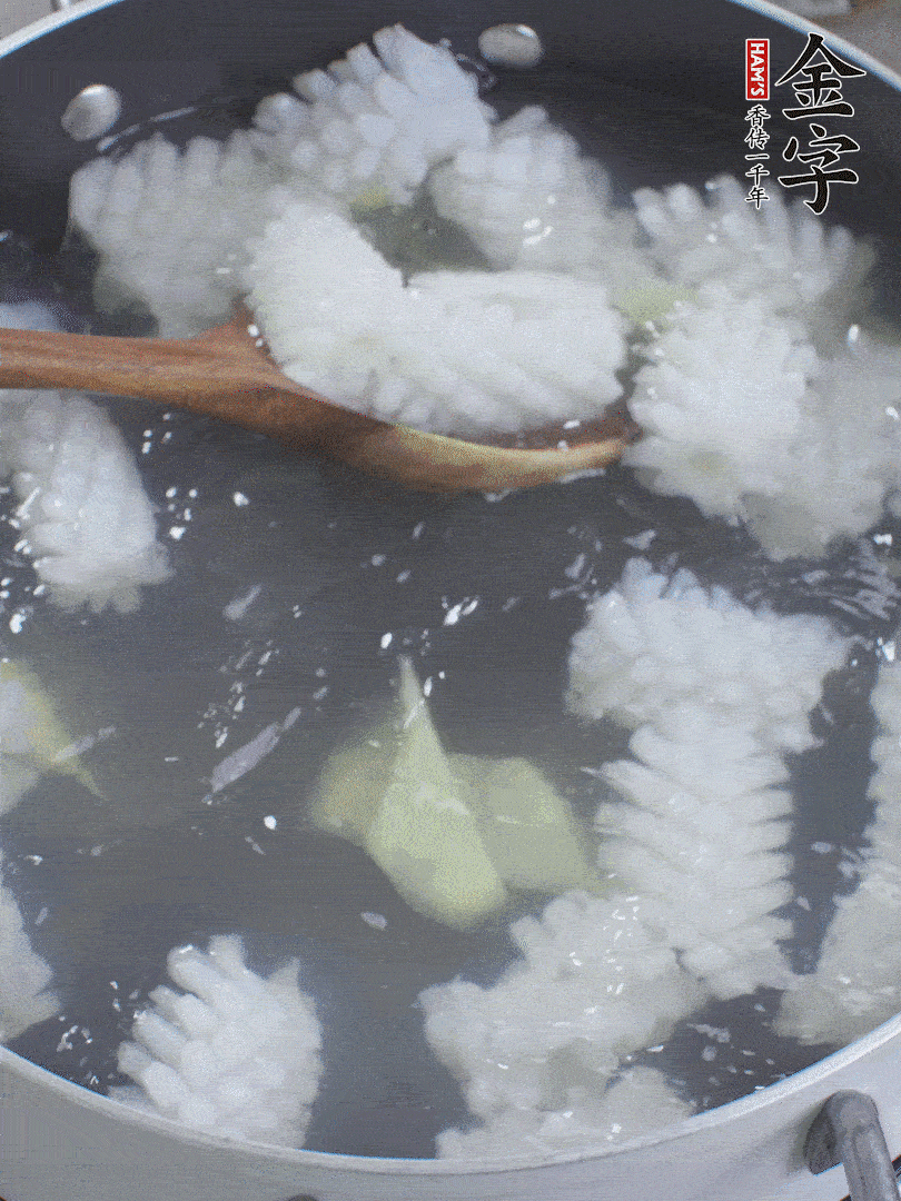 魷魚(yú)解凍后，加姜片、料酒汆燙30秒。