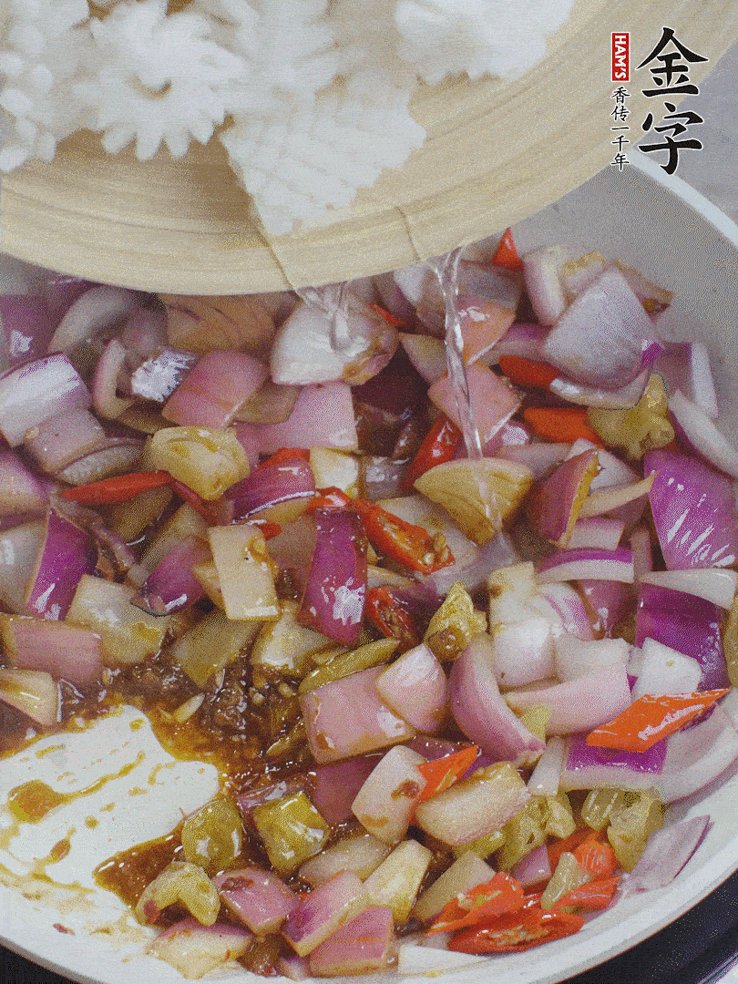下魷魚(yú)花，2勺料酒炒勻。