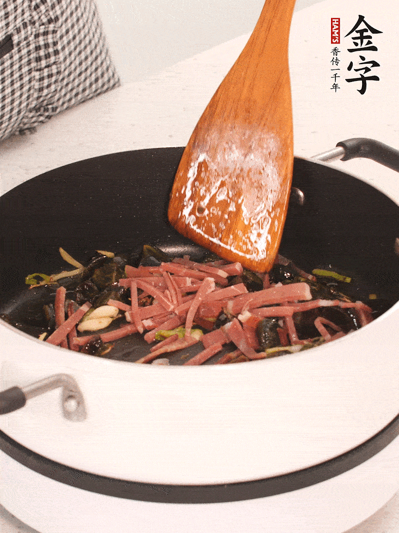 加入火腿煸炒一會(huì)，倒入開水燉煮15分鐘。