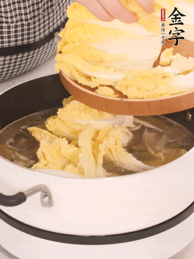 放入娃娃菜、金針菇再燉煮5分鐘。