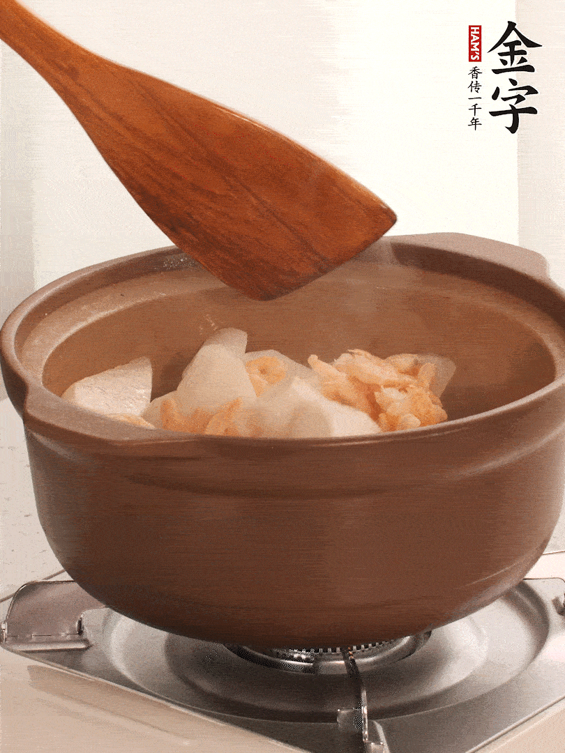 放白蘿卜、海米煸炒1-2分鐘，白蘿卜一定要先炒過再燉湯，香味更足。