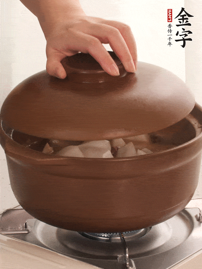 倒沒過食材的熱水，大火燒開。蓋上蓋子轉(zhuǎn)中小火，燉15-20分鐘。等蘿卜煮到喜歡的軟爛度就可以關(guān)火。
