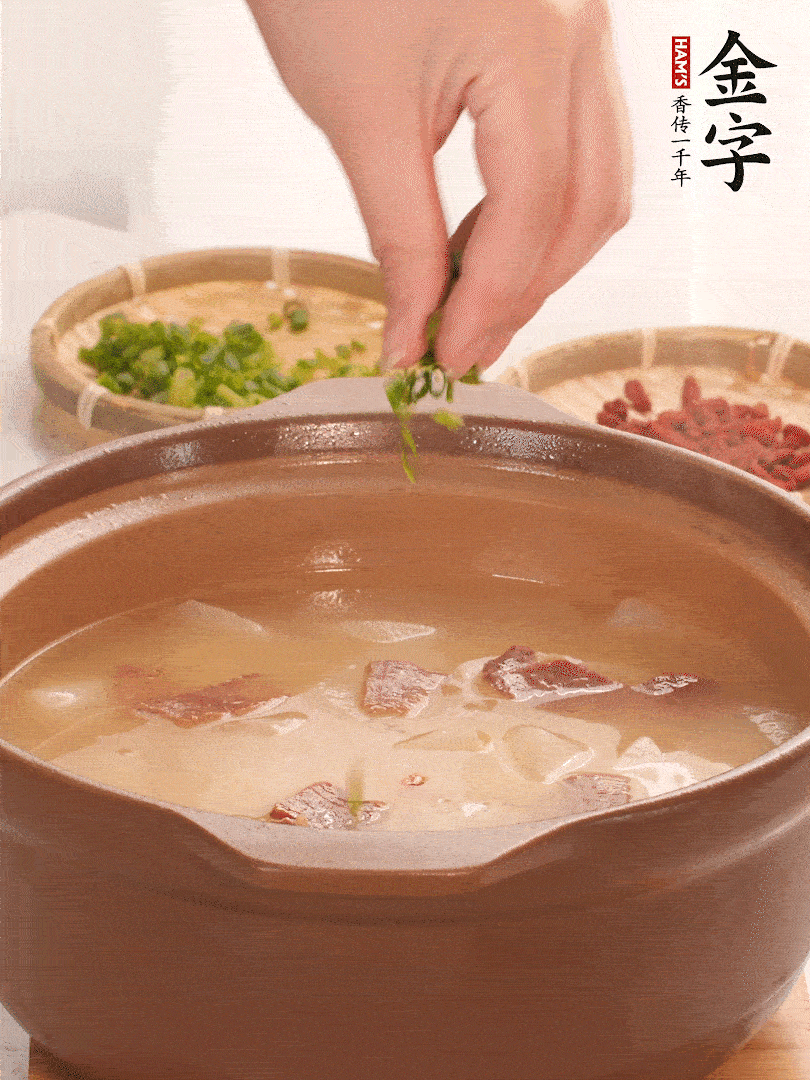 最后點綴點小蔥花、枸杞，增色提味。