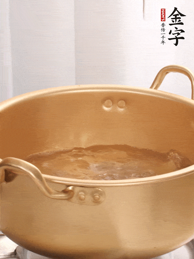 排骨加姜片、料酒，冷水下鍋焯水，撇去浮沫。
