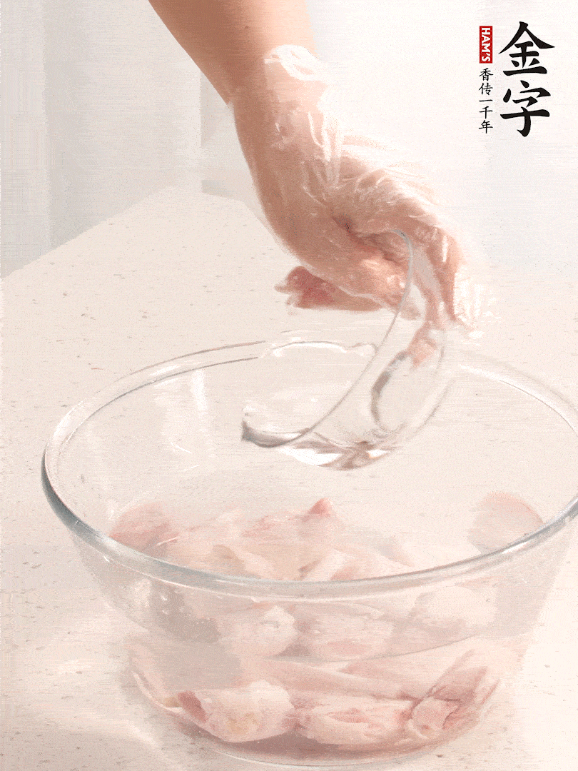 豬蹄除去雜毛、刮去油膩，斬成大塊，冷水浸泡半小時(shí)出血水，冷水下鍋，放入姜片、醋去腥，水燒開大約2分鐘，撈出。（白醋能夠讓豬蹄更白凈）