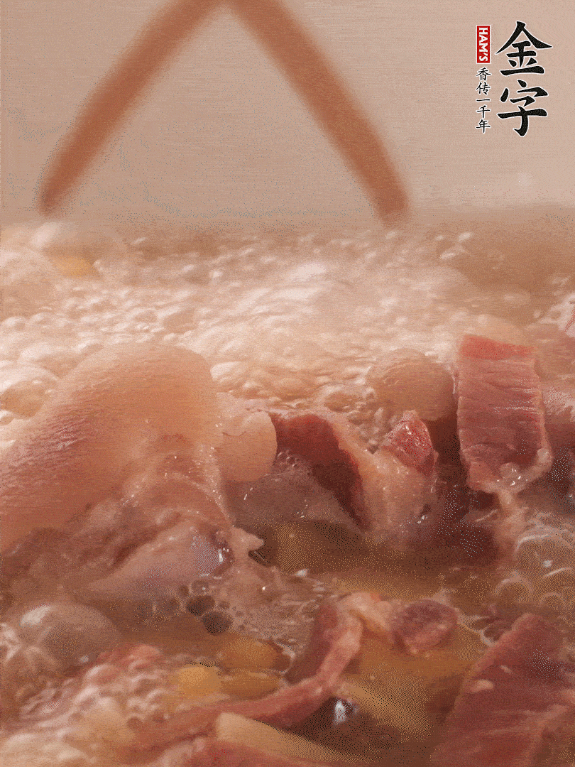 大火將水煮開后，蓋上鍋蓋，轉(zhuǎn)小火慢燉1個(gè)半小時(shí)。