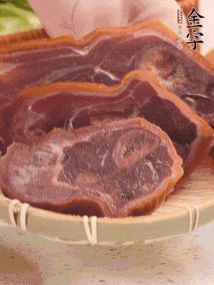 金字火腿蹄片溫水泡10分鐘。
