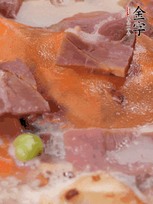 放適量料酒、清水煮到沸騰，再下蟹塊燜煮8分鐘。