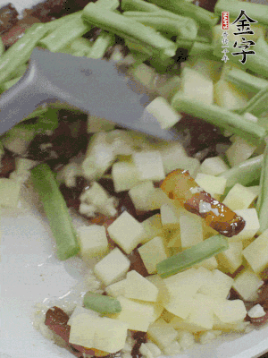 下蒜末、豆角、土豆塊翻炒。