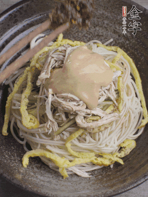 生抽1勺、醋1勺、芝麻醬1勺、金字火腿大師醬1勺。