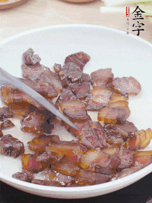 熱鍋少油，醬油肉煸出油脂，盛出。