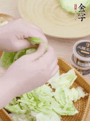 卷心菜掰成小片。