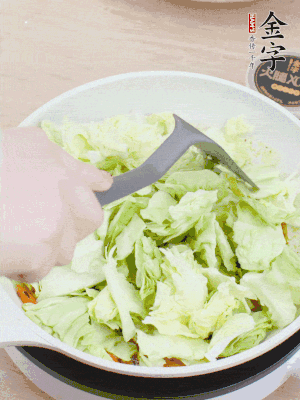 下卷心菜翻炒。