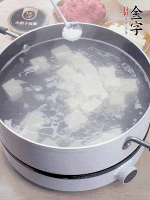 豆腐切成大小均勻正方體，鍋內(nèi)放水，加一點(diǎn)鹽焯水10秒。