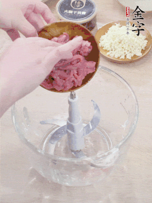 牛肉攪成牛肉泥。