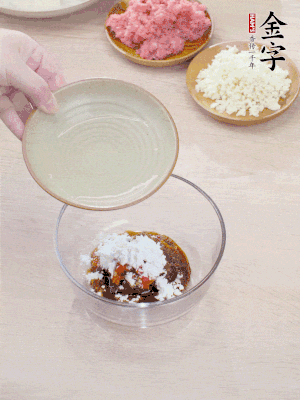 調(diào)料汁：金字火腿干貝醬2勺、剁椒1/2勺、生抽1/2勺、淀粉2勺、清水半碗。