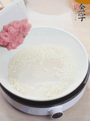 鍋內(nèi)熱油，蒜泥、牛肉泥炒至酥香。