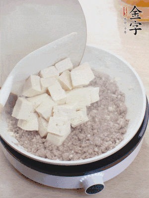 放豆腐翻拌均勻，倒料汁燜煮。