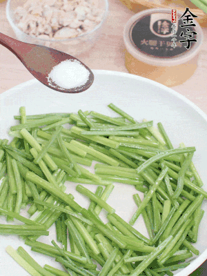 起鍋熱油，下韭菜苔炒至變色。加少許鹽。