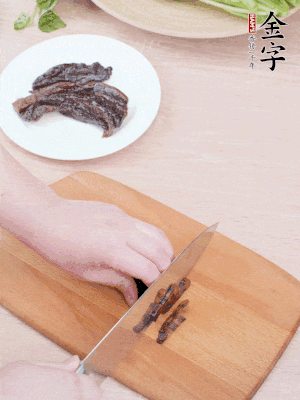 金字醬油肉下鍋煮10分鐘，切薄片。