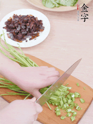 空心菜摘掉葉子，菜梗切成丁。