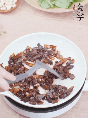 起鍋熱油，煸香醬油肉，撥拉到一邊。
