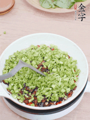 下菜梗翻炒，混合醬油肉。