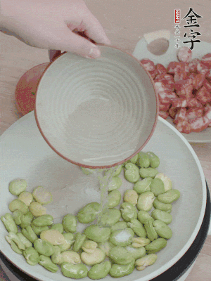 鍋中少油，下蠶豆略炒，加1/2勺鹽、一點(diǎn)糖、少許水炒勻。