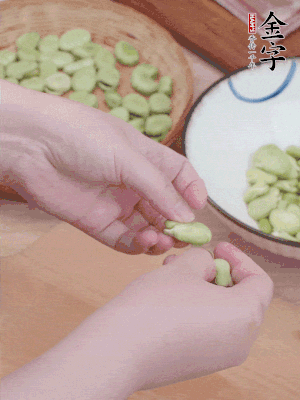 蠶豆剝殼，去掉豆衣，切碎。