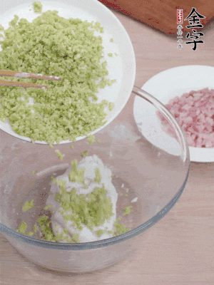 糯米粉邊揉邊加水，成團(tuán)后揉進(jìn)蠶豆、咸肉。