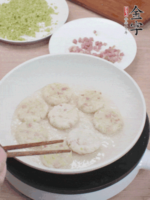 鍋中涼油，慢煎至兩面有脆殼。（油可以多一點(diǎn)）