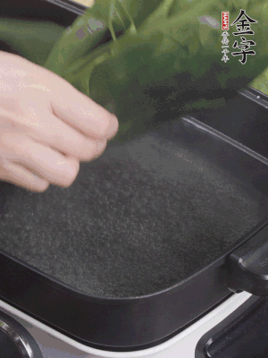粽葉入沸水煮1分鐘，翻面再煮1分鐘，清洗干凈加水浸泡。