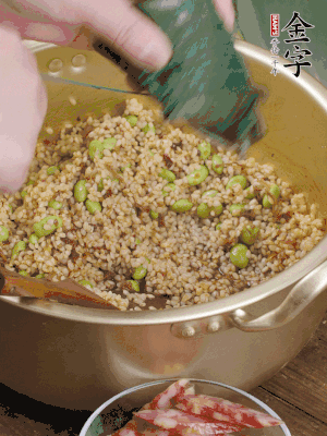 再附一張粽子，一齊向后折疊，線繩捆綁。