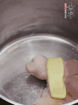 撈出洗凈后，加蔥姜、黃酒二遍焯水。