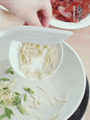油4成熱，下蔥姜蒜、干辣椒、花椒煸出香味。