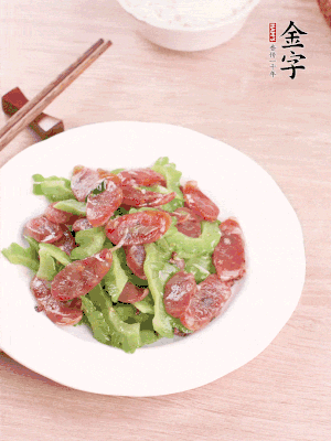 一小撮糖調(diào)味。