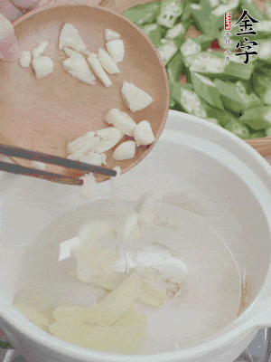 砂煲熱油，姜蒜、辣椒煸香。