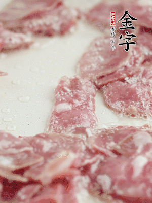 炒鍋熱油，下培根火腿煸炒。