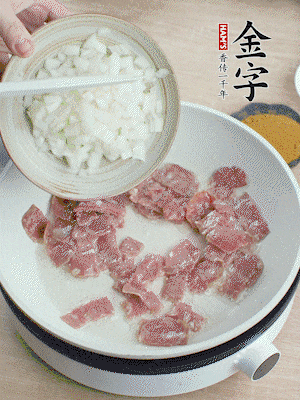 依次下洋蔥、紅菜椒、豌豆粒、玉米粒翻炒均勻。