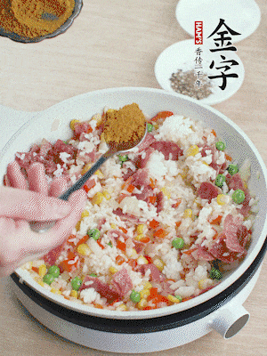 1勺咖喱粉、1/2勺鹽，少許黑胡椒碎炒均。