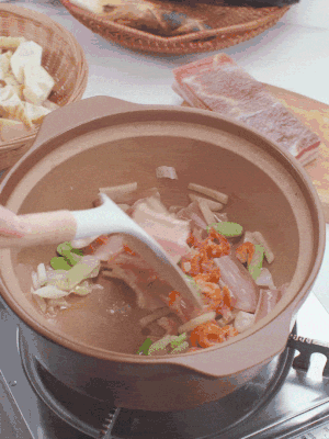 砂鍋中倒入油，放入姜片、蔥段、咸肉、海米炒出香味。