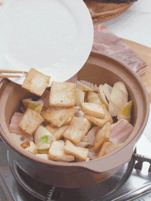 依次下春筍、豆腐，開水沒過食材。