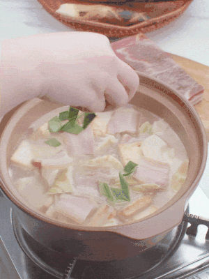 一小撮鹽、糖、雞精調(diào)味，最后撒點(diǎn)蒜葉點(diǎn)綴。
